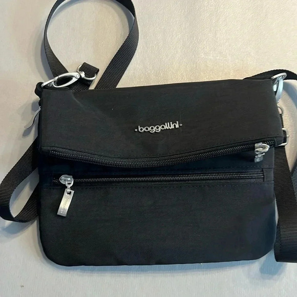 Baggallini Flip Zip Crossbody in black - Picture 2 of 7